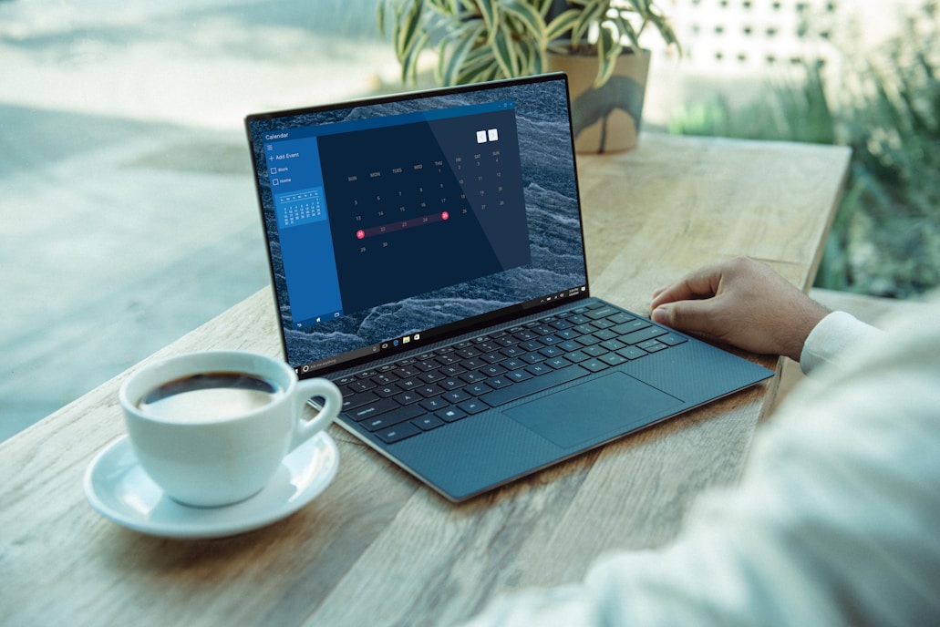 Laptop mit Finanzgrafiken